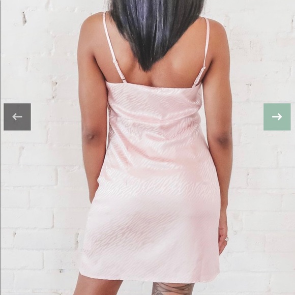 Pink satin mini dress - Picture 4 of 9